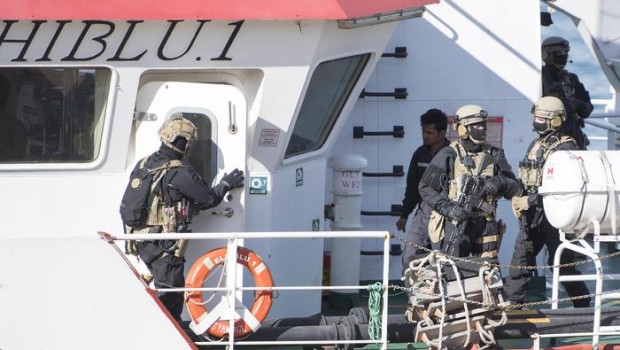 108 emigranti salvati da una nave turca mentre si trovavano al largo della Libia, su un gommone in avaria, hanno deciso  di non voler essere riportati in Libia da dove erano scappati. A Tripoli li aspettava  un campo di concentramento, botte e torture. I più decisi di loro hanno chiesto al comandante di non essere riconsegnati ai loro aguzzini, hanno chiesto che la nave rivolgesse la prua verso nord, Italia o Malta poco importava, l’importante era non tornare da dove erano partiti. Il comandante fa quello che chiedono, l’opera di convincimento funziona, anche se il capitano per salvarsi dalle […]