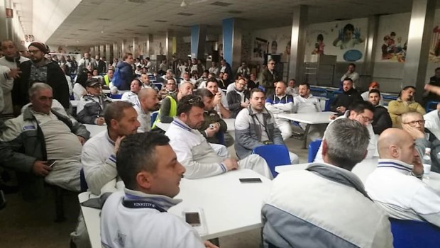 Il 13 marzo a Pomigliano si sono tenute le assemblee nella FIAT da parte dei sindacati firmatari. Per l’occasione sono stati mobilitati i segretari nazionali. Venivano a magnificare, senza neanche averlo fatto leggere, il nuovo contratto di lavoro per i prossimi quattro anni scritto su misura dei propri interessi dalla dirigenza FIAT. Dopo aver aiutato a stroncare lo sciopero dello Stampaggio ed essere diventati ufficialmente il “corpo armato” dell’azienda contro gli operai, si aspettavano di trovarsi di fronte una fabbrica sottomessa e pacificata. In realtà il clima dell’accoglienza non è stato dei migliori per i sindacalisti dell’azienda. Ai cancelli […]