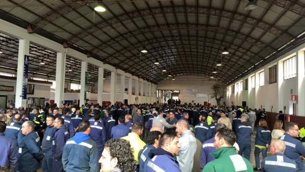 Operai, il 9 Luglio 1960 fu messa la prima pietra che sanciva la nascita dell’Ilva, (Italsider) la più grande acciaieria d’Europa. Sono più di 55 anni che il serial killer provoca morte in fabbrica e sul territorio, per questi omicidi nessuno è colpevole; prima della vita delle persone (e soprattutto di quella degli schiavi salariati e delle loro famiglie, bambini compresi) viene il Dio profitto. I padroni sapevano e, con la complicità di politicanti di destra, di sinistra, e dei nuovi ciarlatani asserviti, sindacati compiacenti e apparati dello stato, hanno permesso al killer di spargere nell’aria: circa 4.159 tonnellate […]