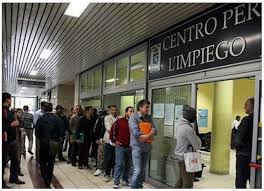 Reddito di Cittadinanza – “Navigator”, Centri per l’impiego, incentivi ai padroni, offerte “congrue” e salari da fame. Segue a: Reddito di Cittadinanza – III° parte (http://www.operaicontro.it/?p=9755753093) Il 6 marzo è iniziata la corsa al reddito di cittadinanza. A ieri le domande presentate erano quasi 500.000. Quante di queste saranno accettate si vedrà. La piccola borghesia al governo, ed in particolare il M5S, hanno fretta, vogliono essere sicuri di poter organizzare prima delle elezioni europee il grande spettacolo della consegna della prima card del RDC – La povertà è sconfitta, lo slogan. In realtà, i paletti messi dal governo, per […]