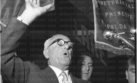 Un’antica tradizione politica italiana, dai pacchi di pasta, agli 80 euro, all’elemosina del reddito di cittadinanza prima delle elezioni di Maggio. I voti si comprano. Caro operai Contro, tra due mesi ci sono le elezioni per il parlamento europeo. Si voterà anche in oltre 3800 comuni per eleggere le amministrazioni locali, e per le regionali in Basilicata e Piemonte. Se le balle sono il sale delle campagne elettorali, qualche promessa deve essere in qualche modo mantenuta, anche nella brutta copia di come veniva presentata. Succede sempre che ciò si realizzi, mantenendo e semmai aumentando il divario tra diversi livelli […]