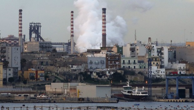 Nel 2016 il governo del Pd di Renzi varò il decreto salva-ILVA. In pratica il Governo Renzi sapeva benissimo che i padroni dell’ILVA non solo sfruttavano per i profitti gli operai, ma con le emissioni di diossina provvedevano a uccidere con tumori gli operai e i loro figli. In un anno il valore della diossina a Taranto è aumentato del 916%”, passando “da 0,77 picogrammi del 2017 a 7,06 picogrammi del 2018, L’imbroglione Di Maio conosceva bene il decreto salva-Ilva di Renzi per mettere al sicuro i padroni. Il governo del cambiamento M5S-lega si guardò bene dall’abolire il decreto […]