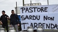 “Questo accordo è una fregatura”. “Mi sa che latte a 1 euro non ne vedremo mai”. “Sono riusciti a fregarli con quella griglia”. “Per arrivare a un euro al litro il formaggio deve arrivare sopra i 10 euro, non 8,50”. “Queste sono favole”. “Questo accordo va bene solo agli industriali”. “Novembre è troppo lontano, con la siccità e con i guadagni persi siamo fregati. Quello non era un prezzo da concordare”. “Dovevano entrare tutti i formaggi in griglia, non solo il pecorino romano, e da subito”. Sono le prime parole di malcontento e rabbia di molti pastori sardi verso […]