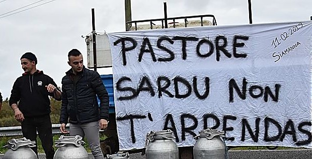 “Questo accordo è una fregatura”. “Mi sa che latte a 1 euro non ne vedremo mai”. “Sono riusciti a fregarli con quella griglia”. “Per arrivare a un euro al litro il formaggio deve arrivare sopra i 10 euro, non 8,50”. “Queste sono favole”. “Questo accordo va bene solo agli industriali”. “Novembre è troppo lontano, con la siccità e con i guadagni persi siamo fregati. Quello non era un prezzo da concordare”. “Dovevano entrare tutti i formaggi in griglia, non solo il pecorino romano, e da subito”. Sono le prime parole di malcontento e rabbia di molti pastori sardi verso […]