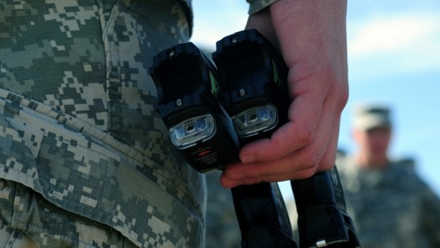 Castel Giubileo (Roma): Vigilantes col taser contro gli operai in sciopero. Se lo dice anche il segretario delle CGIL del Lazio sarà vero, ma non sono loro i sostenitori della collaborazione “fra imprenditori e lavoratori per il bene dell’Italia”? Vertenza Zara. Ieri mattina a Castel Giubileo (Roma) nei locali gestiti dalla cooperativa il Faro: tre operatori feriti seriamente, quindici addetti alla sicurezza identificati L’amministratore delegato che si presenta con una quindicina di addetti alla sicurezza armati di pistole taser per «liberare il magazzino» controllato dai lavoratori che da una settimana scioperano per rivendicare i loro diritti. Assomiglia molto al […]