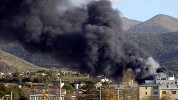 Dopo oltre 12 anni dalla strage della Umbria Olii – nella quale il 25 novembre 2006 dopo una terribile esplosione persero la vita tre operai e il padrone della ditta Manili di cui erano dipendenti – il titolare dell’azienda per la quale stavano svolgendo i lavori di manutenzione di Campello sul Clitunno (Pg), Giorgio Del Papa, entra in prigione. Arrestato e accompagnato nel carcere di Maiano (Spoleto) dove dovrà scontare 4 anni, 9 mesi e 15 giorni di reclusione per omicidio colposo plurimo. Praticamente finge di entrare per poi uscire. I giudici gli daranno i servizi sociali Il padrone della Umbria Olii è stato condannato […]