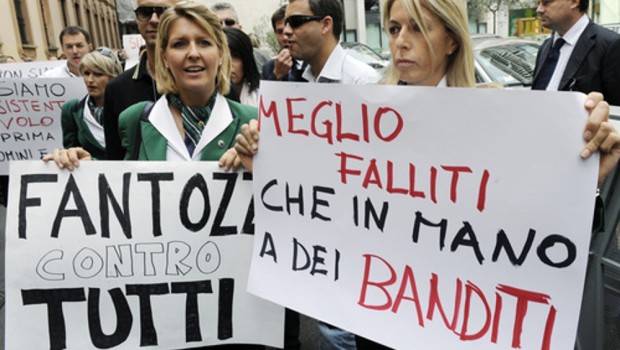   Alitalia, dopo tanti discorsi su nuove strategie aziendali, interventi dello Stato e dei nuovi partner rimane sempre lo sperimentato sistema per far fuori i dipendenti: la CIGS. Per capire come siano stati fatti fuori sistematicamente nel corso degli anni i dipendenti dell’Alitalia è necessario partire almeno da vent’anni or sono. Prima della privatizzazione in favore dei “capitani coraggiosi”(C.A.I.) avvenuta nel 2008, Alitalia, dal 1989 al 2007, aveva perso 4,5 miliardi di euro ripianati in parte con 2,9 miliardi di soli interventi pubblici per tentare di ripristinare il capitale perso e scendendo da 20.000 dipendenti a 11.600. Con l’avvento […]