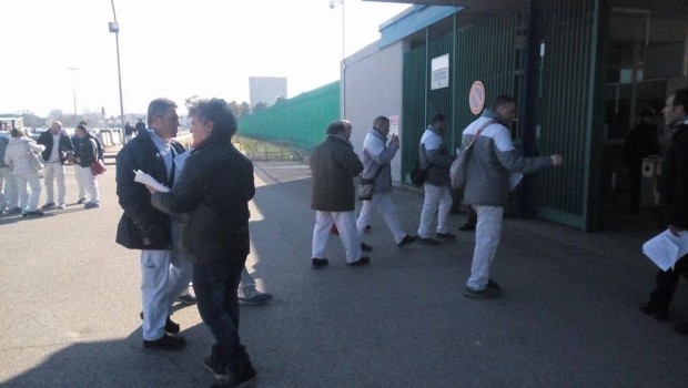   Volantino distribuito il 9 aprile ai cancelli dello stabilimento Fiat Giambattista Vico di Pomigliano