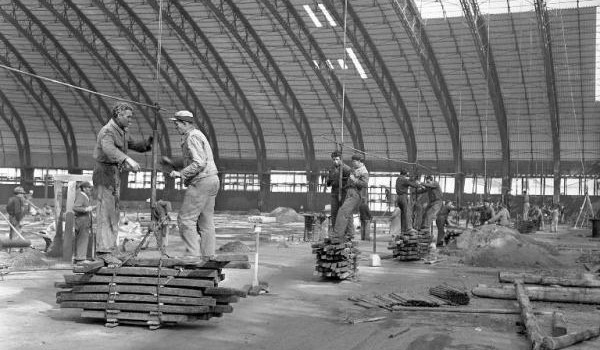 La Fiera di Milano mette in vetrina le imprese che vivono direttamente sullo sfruttamento degli operai. Per questo servizio si fa pagare tangenti da capogiro. Per rappresentare l’evoluzione della crescita economica, è uso comune fare riferimento al Prodotto Interno Lordo (PIL). Questo indicatore esprime la misura del valore complessivo dei beni e servizi prodotto in un anno in un Paese. Molti economisti non lo ritengono un parametro adeguato a rappresentare realmente la ricchezza prodotta, ritenendo più corretto utilizzare indicatori più completi, come ad esempio l’Indice di Sviluppo Umano. Ma tant’è: il Pil continua ad essere considerato rappresentativo e dal […]