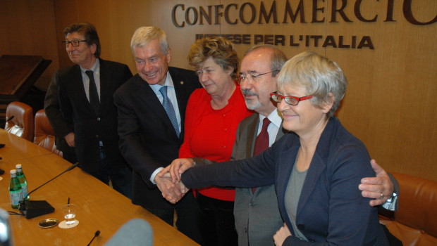 Il presidente Sangalli denuncia la bassa crescita dell’economia, intervengono anche Camusso, Furlan, Barbagallo parlando della caduta del potere di acquisto. Salari e stipendi fermi da 20 anni, forse loro ne sanno qualcosa. Al convegno Confcommercio di Cernobbio, di una settimana fa, il presidente Sangalli annunciava l’ennesima revisione al ribasso, fatta dal loro centro studi, delle stime di crescita del PIL italiano per il 2019 dato allo 0,3%. Sempre settimana scorsa, un altro centro studi, stavolta quello di Confindustria, abbassava le stime per il 2019 allo 0% a seguire quello di S&P, l’agenzia di rating, che ci dava a un […]