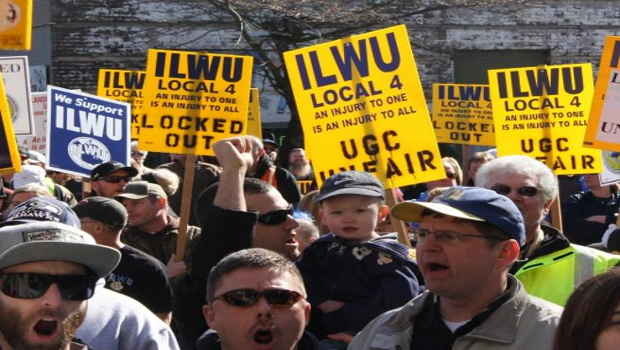   Nel porto di Los Angeles proteste e scioperi contro Maersk che vuole sostituire i portuali con l’automazione. Ancora una questione di profitto mascherato con una scelta ecologica Ancora un articolo sull’automazione, quasi che introdurre nuovi macchinari sia un fenomeno di questi ultimi anni e non una ciclica necessità dei padroni per aumentare i profitti. Il Corsera di mercoledì 3 aprile scorso ci racconta dei portuali di Los Angeles che starebbero conducendo la “guerra ai robot”, che in realtà sarebbero i grandi carrelli elevatori e impilatori, “straddle carrier”, usati per movimentare i container nei porti. La “guerra nei porti”, […]
