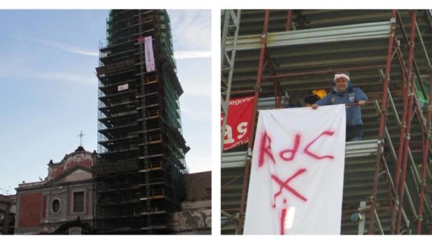 DUE DEI CINQUE LICENZIATI DELLA FIAT POMIGLIANO DALLE PRIME ORE DEL MATTINO SONO SUL TETTO DEL CAMPANILE DELLA CHIESA DEL CARMINE A NAPOLI PER PROTESTARE CONTRO LA LEGGE SUL REDDITO DI CITTADINANZA CHE ESCLUDE TANTI OPERAI COME LORO CHE IN QUESTI ULTIMI DUE ANNI HANNO PERSO IL LAVORO A CAUSA DI LICENZIAMENTI, CHIUSURE E DELOCALIZZAZIONI. UNA LEGGE PENSATA PER I POVERI CHE NON AIUTA CHI È POVERO CHE SENSO HA? Siamo stati licenziati dalla FIAT nel 2014 per motivi politici. Ci siamo permessi di criticare l’allora amministratore delegato per le morti per suicidio dei nostri compagni del polo logistico […]