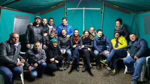 Per il capitalista gli operai sono una merce come le altre. Perciò ne dispone come ritiene più conveniente per la sua strategia di accumulare profitto. Egli è il padrone assoluto delle proprie merci e ne decide le sorti: l’impiego, l’accantonamento, la distruzione. In genere prima spreme gli operai, in cambio di un salario da elemosina, poi li butta in mezzo a una strada. Ma a volte semplicemente se ne disfa, perché non gli servono. Come fossero ferrivecchi. Meno importanti di un qualsiasi macchinario che può sempre tornare utile. La regola per il padrone è: “La fabbrica è mia e […]