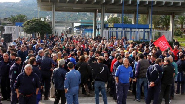 Blutec. Solo due settimane fa grande polverone. Dirigenti in galera, truffa ai danni dello Stato, operai della Fiat di Termoli ingannati, i “prenditori” puniti. Dopo una settimana il manager è libero e può continuare a fare i suoi affari.   Il Tribunale del riesame di Palermo ha liberato Roberto Ginatta dagli arresti domiciliari, cui era stato condannato poco più di due settimane fa. L’accusa era di aver fatto sparire 21 milioni di euro, fondi pubblici che aveva ricevuto dallo Stato per far ripartire la ex Fiat di Termini Imerese. Ripartenza per la quale Ginatta, culo e camicia con casa […]