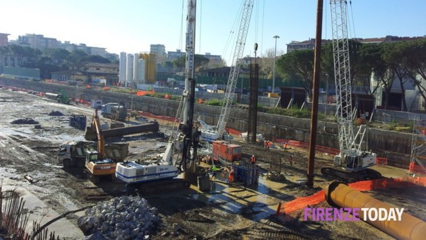 Ci mettono in cassa, ci licenziano, ci trattano come schiavi sul lavoro. Ora vorrebbero usarci anche come forza di pressione per avere commesse dallo Stato. Fino a quando staremo al gioco? Nelle crisi i padroni e i grandi manager spingono affannosamente per ottenere dallo stato commesse nel tentativo di tornare con i loro profitti a prima della crisi. Questo tentativo non è altro che un “antica medicina”, già per altro sperimentata in passato, che ha solo rappresentato un rimedio provvisorio e inefficace di somministrare una cura economica ad un malato storicamente cronico. Una medicina che ha solo aperto le […]