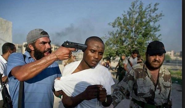  Salvini solo pochi giorni fa dichiarava sicuri i porti libici per buttare a mare nuovamente gli emigranti. La Libia è in guerra, lui è un cialtrone. Gli stati che si definiscono democratici, cercano, per regolare i rapporti tra loro, di darsi delle norma di comportamento reciproco. Peccato che poi, di questi accordi ognuno ne fa quello che vuole. La Convenzione delle Nazioni Unite sul diritto del mare ne è un esempio. Questa stabilisce delle zone di intervento delimitate dalla costa in cui ogni singolo stato può operare. Le acque territoriali sono una fascia che va dalla costa fino a […]