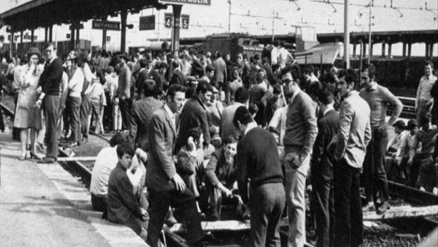 Da osservatoriorepressione, di Ugo Maria Tassinari Negli anni ’60 Battipaglia conta circa 30000 abitanti, la maggior parte  occupata in agricoltura e nelle industrie di trasformazione. Significativi i fenomeni di caporalato. Per la crisi economica che colpisce l’area a fine decennio, molti conservifici minacciano la chiusura. All’inizio dell’aprile del 1969 arrivò la decisione da parte della SAIM (Società agricola industriale del Mezzogiorno) di chiudere le due aziende storiche, lo zuccherificio e il tabacchificio. Una decisione che minaccia il reddito di metà della popolazione tra dipendenti diretti e attivi nell’indotto e che metterà capo a quella che è passata alla storia come la […]