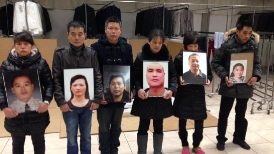 Dicembre 2013: 7 operai bruciano vivi nell'incendio del laboratorio in cui lavorano, a Prato. Inizia la trafila processuale per i due proprietari italiani dell'immobile e per i padroni cinesi dell'azienda. Accusati di omicidio colposo plurimo e di incendio colposo, in prima istanza hanno miti condanne a 6 – 8 anni di reclusione. Gli imputati fanno ricorso, il tribunale d’appello conferma le condanne riducendole un poco. Ma la cassazione alla fine, il 24 maggio di quest’anno, annulla le condanne per i due italiani e un cinese. Le altre due cinesi nel frattempo hanno avuto modo di rientrare in Cina e […]