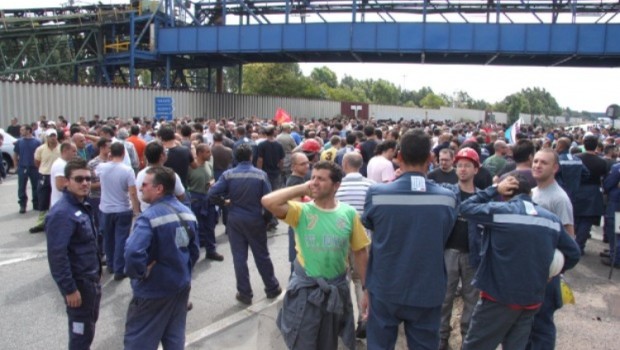   Alla manifestazione del 4 maggio a Taranto mancavano gli operai della fabbrica siderurgica. Ancora schiacciati dal ricatto lavoro contro salute non riescono a dire la loro. Sono i primi ad avvelenarsi, sono i primi a dover scendere in campo. Parlare a nome degli operai e cercare una soluzione per l’ILVA, anche per i movimenti e i collettivi che si interessano della condizione degli operai è difficile. Coniugare l’occupazione dentro l’ILVA e la salvaguardia della salute intorno alla fabbrica sembra un problema irrisolvibile. Si possono fare grandi discorsi sul capitalismo, sbandierare (a ragione) che non ci sono fabbriche sicure, […]