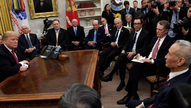 La guerra dei dazi fra Stati Uniti e Cina si fa sempre più pesante. Dallo scontro commerciale a quello militare il passo è sempre possibile. La settimana passata, sul fronte della guerra commerciale tra Usa e Cina, doveva portare i negoziatori delle due prime economie alla firma di un accordo di “pace”. Si è conclusa con un inasprimento dal 10 al 25% delle tariffe messe dagli Usa su merci per un valore di 200 miliardi di dollari. E nuovi dazi di ritorsione cinesi sempre del 25%, che scatteranno il primo giugno, su 60 miliardi di dollari di esportazioni americane, […]