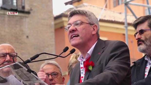 Landini dal palco di Bologna della manifestazione nazionale del 1° maggio ha fatto la sua solita “porca bella figura”. Quella che ha caratterizzato nella storia tutti i massimalisti: proclami, denunce, esortazioni, persino minacce indirizzate contro padroni e governi. Nella storia questi fanfaroni dalle parole altisonanti gli operai se li sono trovati spesso sulla loro strada. Capaci solo di fare chiacchiere, ma mai una conseguente azione, incapaci invero di indicare una linea concreta per contrastare in alcun modo proprio tutto quello che denunciano. Landini ha criticato il governo. Che cambiamento vogliono fare?, si è chiesto. “Come stanno insieme il salario […]