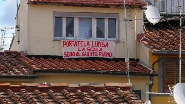 Il ministro degli interni Salvini si fa proteggere dai poliziotti, li usa come sue guardie del corpo. Strappano striscioni, requisiscono telefoni, zittiscono chi protesta. Caro Operai Contro, l’uso antioperaio della polizia privata sancito con la legge sulla “legittima difesa” dal governo Salvini – 5 Stelle, dà la possibilità ai padroni di assumere legalmente, squadre di poliziotti privati per fronteggiare gli operai che occupano le fabbriche, fino ad aprire il fuoco su di loro. Come pubblicavi qualche giorno fa, riprendendo l’articolo  del sostituto procuratore di Napoli, Henry John Woodcock. Alla legge di questa “legittima difesa” si sommano le norme del […]