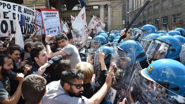 In testa al corteo con l’aiuto della polizia, il partito delle grandi opere. Il Pd fa la vittima e annuncia una interrogazione parlamentare al ministro dell’interno. Proprio a Salvini che non riconosce il 25 Aprile ed il 1° Maggio. Ma non c’è da meravigliarsi, Salvini e il Pd sono soci in affari come sponsor delle grandi opere Caro Operai Contro, al grido “venduti, venduti” i ciclofattorini (riders), biciclette a terra fino sotto il palco, hanno rallentato l’ingresso in piazza del corteo con in testa il Pd e tutto il carrozzone istituzionale pro Tav. Esponenti di quella banda Si Tav […]