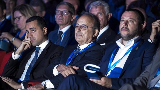 Mentre il Reddito di Cittadinanza e quota 100 incontrano problemi, la pace fiscale, il condono, va a gonfie vele. La politica fiscale del governo Salvini – 5 Stelle, compra i voti dei piccoli evasori. Caro Operai Contro, con alcune sue leggi decisamente antioperaie e antipopolari, come la “legittima difesa” e il “decreto dignità”, con cariche della polizia, sfratti esecutivi di nullatenenti, sgomberi di centri sociali e associazioni senza fini di lucro, il governo Salvini – 5 Stelle attacca operai, immigrati, poveri e disoccupati che protestano. Per questi strati non attua nessuna seria politica di contrasto al disagio sociale. Anzi […]