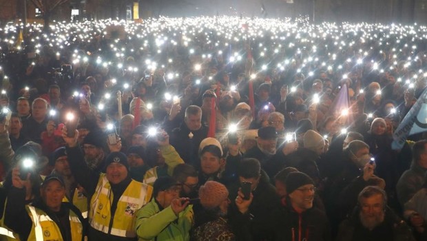 Il modello ungherese viene usato dalla lega per la propaganda elettorale: poche tasse, contributi alle famiglie. Ma tengono nascosto come vengono trattati gli operai. Solo un esempio, il lavoro straordinario è obbligatorio e può essere pagato dopo quattro anni. Dicembre 2018 il parlamento ungherese, guidato da Viktor Orbán, approva la legge che innalza le ore straordinarie obbligatorie se l’azienda lo richiede, e che potranno essere pagate anche a distanza di 4 anni. Questo farà sì che quando i padroni ungheresi decideranno di liquidare gli straordinari i soldi realmente intascati dagli operai saranno erosi dall’inflazione che viaggia oltre il 27 […]