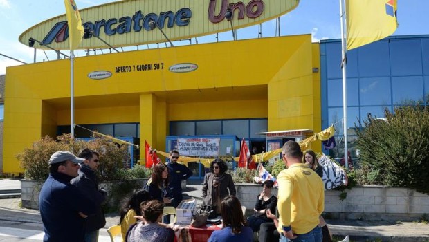 La campagna elettorale dei padroni, il giorno prima delle elezioni 55 negozi chiusi, 1800 lavoratori licenziati e lasciati in mezzo ad una strada in un lampo. Nel volgere di poche ore, dalla sera alla mattina, senza nessun preavviso, con un messaggio inviato a tutti i dipendenti tramite whatsapp nella notte tra venerdì 24 e sabato 25 maggio, il padrone della Mercatone Uno (la società Shernon holding ) ha licenziato in tronco i 1800 dipendenti di tutti i supermercati sparsi per la penisola. Nella mattina di sabato 25 maggio i dipendenti arrivati davanti ai supermercati per prestare il loro regolare […]