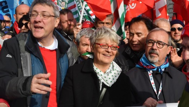 Maggio, sei operai morti in due giorni. Che cosa aspettano a dichiarare uno sciopero generale di tutte le categorie contro  le morti sul lavoro? Che cosa  aspettano a fermare, con uno sciopero in tutti i luoghi di lavoro, la produzione per 24 ore? Almeno in quelle ore di fermata generale collettiva salviamo la vita a quattro operai, perché questa è la media degli operai che vengono uccisi tutti i giorni sul lavoro. Tutti quelli che lavorano nella produzione materiale sanno, solo i capi sindacali lo ignorano, che  la causa prima del lavoro pericoloso deriva dalla pressione che è fatta […]