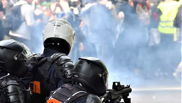 1 Maggio a Parigi, sfilano fianco a fianco gilets jaunes e operai della CGT, la polizia nella sua furia repressiva non salva nessuno Primo maggio a Parigi, un primo maggio di scontri, un primo maggio di una protesta che si sta allargando e forse si può concretizzare in una saldatura tra la base operaia della CGT ed i giletss jaunes. Significative sono alcune affermazioni dei militanti di base che, negli scorsi mesi, a titolo individuale hanno partecipato ai cortei e che hanno dichiarato a proposito dei gilets jaunes e delle loro proteste: “ Questo è un movimento rinvigorente, che […]