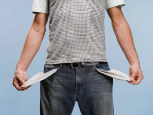 Un confronto tra i salari in Francia, Germania, ed Italia. Italia fanalino di coda con i salari fermi da 20 anni (dati Censis). Caro Operai Contro, dal 2000 al 2017 i salari in Francia sono aumentati di 6 mila euro l’anno (+ 20,4%), in Germania di 5 mila euro (+13,6%). In Italia sono aumentati di soli 400 euro (+ 1,4%), ben 10 volte di meno, sono praticamente fermi da 20 anni! Il rapporto Censis di fine 2018, ne attribuisce le cause ad un “sovranismo psichico prima ancora che politico”. Una definizione indecifrabile, la classica scappatoia dove tutti e nessuno […]