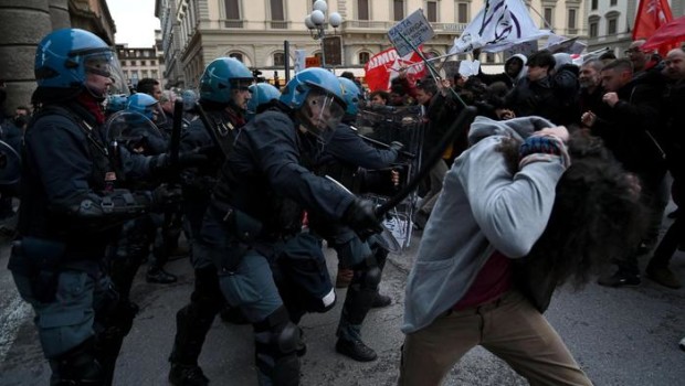 Operai, ormai è un fatto evidente. I disoccupati protestano a Napoli. La polizia manganella i disoccupati. I comitati antifascisti protestano a Modena. La polizia è pronta a manganellare. I no TAV vogliono partecipare al corteo del 1 Maggio a Torino. La polizia è pronta. A Firenze c’è una protesta contro un comizio di Matteo Salvini. La polizia è pronta a ristabilire la democrazia manganellando. In tutte le città appaiono striscioni contro il ministro degli interni Matteo Salvini. la polizia porta le scale per levare gli striscioni e fare denunce. A  Siracusa il prefetto vieta le proteste degli operai. A […]