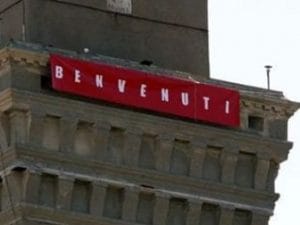   Una politica operaia è possibile. Porti aperti per gli immigrati, chiusi per i commercianti di armi. Antifascismo militante contro antifascismo di facciata. Per gli immigrati, dalla Lanterna, un grande benvenuto. Un esempio del ruolo che gli operai possono svolgere nella lotta su questioni sociali contro padroni e governi ce la danno i portuali di Genova, qualche giorno fa, sulla Lanterna, il faro del porto di Genova alto 77 metri hanno esposto un mega striscione con scritto “benvenuti”, riferito ai cento immigrati appena arrivati al porto. Contro le sparate di Salvini “prima gli italiani”, i portuali di Genova hanno […]