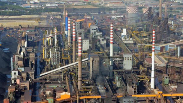 Il padrone considera l’operaio di sua proprietà. L’operaio in quanto forza lavoro è acquistato dal padrone per produrre . Il padrone dal prodotto del lavoro dell’operaio ne prende gratuitamente un parte. Il padrone mette nel conto la possibilità che l’operaio subisca un infortunio o muoia durante il lavoro. Il padrone sa benessimo che in conseguenza dell’attività produttiva l’operaio possa ammalarsi in conseguenza dell’attività produttiva e dell’inquinamento dell’ambiente. Gli operai hanno dovuto condurre durissime lotte perchè alcune malattie siano riconosciute come conseguenza del lavoro. I padroni tendono a considerare l’aria e l’acqua la terra come materie prime gratis della loro […]