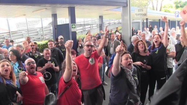 La Whirlpool ha deciso di chiudere lo stabilimento di via Argine a Napoli rendendo carta straccia l’accordo dello scorso ottobre dove si impegnava a investire nel settore 250 milioni di euro. In cambio lo stato metteva decine di milioni di euro per aiuti e ammortizzatori sociali per la ristrutturazione. Dopo sette mesi è saltato tutto. L’azienda, con un freddo comunicato, ha dichiarato di voler dismettere l’impianto di Napoli e, a chiacchiere, di confermare gli investimenti per gli altri siti. Ma anche negli altri siti, tre, le cose non vanno benissimo. A Siena lavorano da anni in pochi, buona parte […]