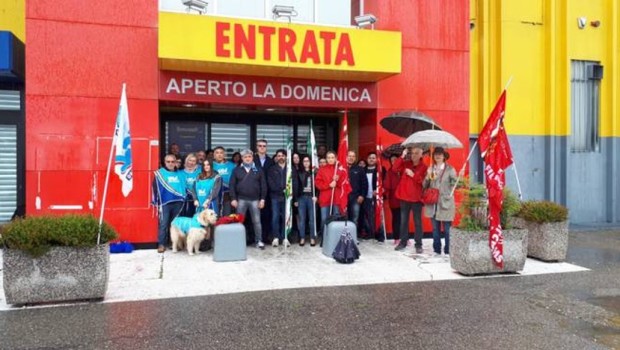 All’indomani del messaggio  di sospensione dell’attività,  ricevuto dagli operai e dai lavoratori della Mercatone Uno, il 24 maggio scorso,  i vari ministri del governo, i politicanti da strapazzo dell’opposizione e gli amministratori di ogni ordine e grado, MISE in testa,  si erano lasciati andare in dichiarazioni roboanti a sostegno dei lavoratori e, in vista delle elezioni europee, non si erano lasciati scappare l’occasione di esprimere pesanti commenti contro questi veri e propri  licenziamenti ed altrettante promesse di salvaguardia dell’occupazione. Salvini: “Mi impegnerò personalmente incontrando sindacati, lavoratori, fornitori e proprietà, non si possono lasciare dipendenti a casa senza rispettare gli […]