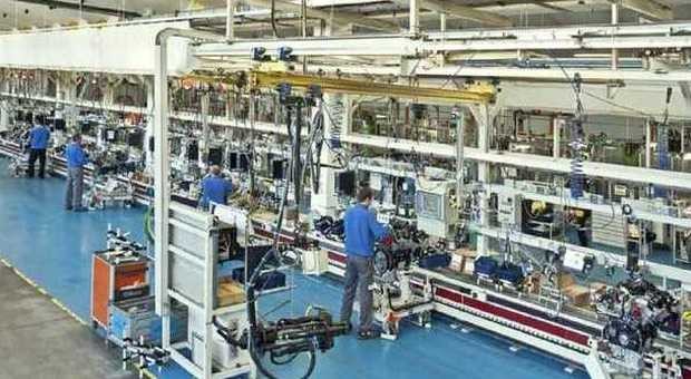 Caro Operai Contro, la sciopero generale che un tempo faceva scuotere le fondamenta del Palazzo, è passato tra l’indifferenza del governo dei padroni. Vero che era limitato ai soli metalmeccanici, snaturandone con il significato anche le sue potenzialità. Le ragioni per una protesta generale c’erano e ci sono tutte, eccome! La rabbia operaia che vi cova sotto anche stavolta non è stata ben raccolta, organizzata e indirizzata. Una parte di metalmeccanici delle fabbriche di antica tradizione sindacale ha comunque scioperato, hanno partecipato alle manifestazioni le aziende in crisi, che hanno comunque inteso scioperare contro i padroni e il governo, […]