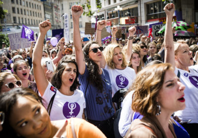 Queste le parole d’ordine del grande sciopero delle donne in Svizzera. Parità di salario rispetto agli uomini di operaie e lavoratrici, riduzione di orario per più tempo libero, rispetto per la condizione sociale della donna. Come sono diverse dalle fumose e inconcludenti parole d’ordine sindacali in Italia: mettere al centro il lavoro, rilancio degli investimenti, un futuro per l’industria… Si può sempre imparare, ma Furlan, Landini e Barbagallo, impigliati nelle logiche confindustriali e nei giochi politici, non impareranno mai. Le operaie e le lavoratrici in Italia possono invece imparare subito, azione diretta, rivendicazioni semplici, e sciopero vero che blocchi […]