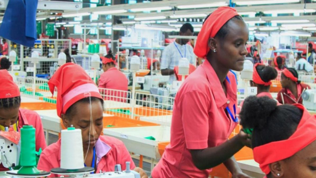 La Cina e l’industrializzazione dell’Africa. Nuove fabbriche, nuovo sfruttamento, nuovi operai, nuove forze di ribellione. Il Tg3 per una settimana ha mandato in onda diversi servizi sul massiccio intervento economico della Cina in Africa (qui quello del 3 giugno) . Il fenomeno è in realtà non proprio recente e ne abbiamo anche già parlato (si veda Cinesi in Africa, imperialismo oggi), la novità che ha fornito il pretesto per parlarne al Tg3 è l’entrata in vigore il primo di giugno dell’area di libero scambio del continente africano. Un accordo per fare di tutta l’Africa, entro pochi anni, un unico […]