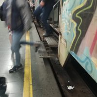 Se un disabile ha pochi soldi è condannato all’isolamento. Forse è meglio dire che i disabili sono condannati ai domiciliari, sempre che qualche parente assicuri il mangiare. Essere disabili in Italia è una maledizione. La legge che prevede l’abbattimento delle barriere architettoniche compie 30 anni e tante sono le inadempienze. Se qualcuno chiede al comune  a chi rivolgersi, per richiedere l’abbattimento di un barriera architettonica, nessuno sa darti una risposta. Lo stato e i vari governi dei padroni hanno  varato una serie di misure ma poi dicono che non hanno soldi. Corrimani inesistenti o fuori norma, gradini dappertutto, scivoli […]