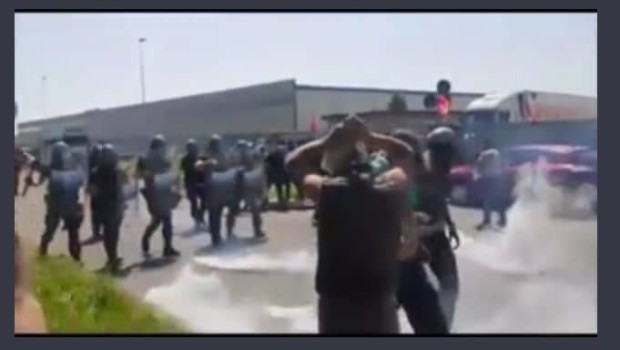   Aggressione della polizia, manganellate, denunce, venerdi 14 giugno è toccato ai 170 licenziati della AF Logistic domani toccherà a qualunque operaio che vuol lottare seriamente contro il proprio licenziamento. Non si tratta di solidarietà ma di difendere noi stessi difendendo gli operai come noi. “Momenti di tensione, minuti di tensione, tafferugli, portati via di peso gli scioperanti, alla fine è partito anche un lacrimogeno”, questo è quanto scrivono le principali testate giornalistiche, tentando di minimizzare quella che in realtà è stata una vigliacca aggressione della polizia contro i 170 operai della cooperativa AF Logistic che stavano presidiando i […]