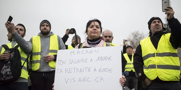   I 5 stelle fanno riferimento alle leggi esistenti in Europa, dopo la Germania continuiamo a confrontare la proposta di legge n. 658 con quella operativa in Francia. Nel precedente articolo abbiamo visto come funziona il salario minimo, introdotto nel 2015, in Germania (http://www.operaicontro.it/?p=9755753598). Ora passiamo ad analizzare cosa succede nell’altro paese continentale più importante, la Francia. In Francia la prima legge sul salario orario minimo garantito (SMIG) risale al 1950 ed era un salario indicizzato per tenere dietro all’inflazione del dopoguerra. Nel 1970 lo SMIG viene sostituito dallo SMIC (salaire minimum interprofessionnel de croissance) che oltre alla indicizzazione […]