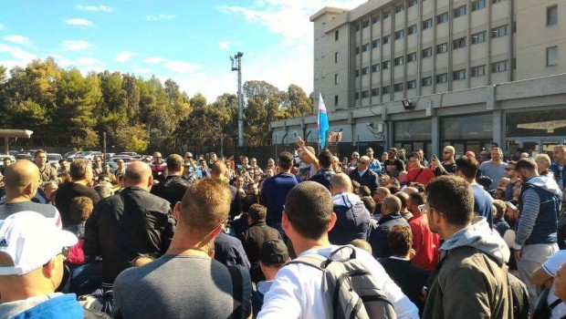 La multinazionale franco-indiana dell’acciaio per ora ha vinto su tutto il campo. Ha dettato la linea, e il governo, i politici e i sindacati si sono genuflessi e hanno obbedito, accettandone e perseguendone con zelo la volontà. Il governo giallo-verde, prima di calare il sipario, ha varato in tutta fretta il decreto-legge con le tutele legali per Arcelor Mittal legate all’attuazione del Piano ambientale, la cosiddetta “disposizione salva Ilva”. Con il decreto-legge “Lavoro e crisi aziendali” ha reintrodotto per l’ex Ilva lo scudo penale “a tempo”, cioè le tutele “a scadenza” che, con grande sfoggio di demagogia, erano state […]