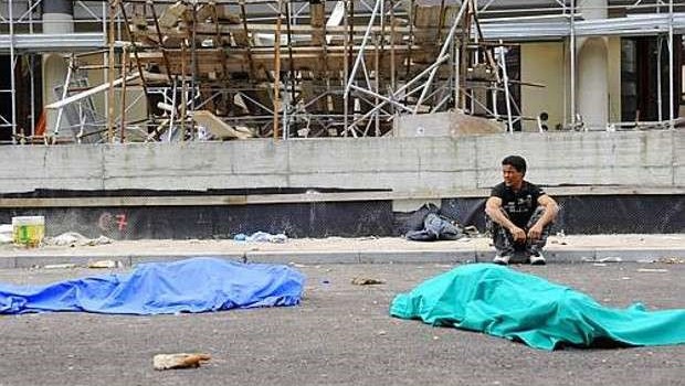 Caro Operai Contro, se il sindacalista arrivato in fabbrica dopo “l’infortunio” mortale di un operaio, intervistato dal telegiornale dichiara che le morti sul lavoro sono dovute ad un “problema culturale”, è come dire che la colpa degli infortuni sul lavoro sarebbe degli operai che non sono abbastanza acculturati per evitarli. Questo non è solo lo sfogo di un singolo sindacalista, è in sintonia con le posizioni dei vertici sindacali. La colpa degli infortuni sul lavoro non sarebbe quindi dei padroni e dei loro governi che, per “risparmiare”, non mettono gli operai in condizioni di lavorare in sicurezza, impiegandoli in […]