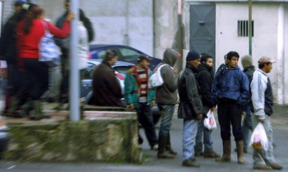 Sulle strade del caporalato i braccianti stranieri continuano a morire. Tutto si spiega nei mezzi di fortuna che usano di giorno e di notte per andare dalle baracche ai campi di lavoro. Ma ogni volta tutto viene derubricato come semplice incidente stradale. Foggia Today, il giornale locale cade dalle nuvole ” la vittima è probabilmente un africano…” Ancora un incidente mortale sulla SS16: basta morti nelle campagne! Ieri sera in un incidente stradale su via San Severo ha perso la vita Zakarya Keta, giovane maliano che abitava in un casolare nei pressi della stazione di Rignano e lavorava in […]