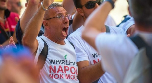 Dalle sconfitte si può imparare, dalle promesse di reindustrializzazione mai realizzate si può imparare a non fidarsi più né dei ministri e nemmeno dei sindacalisti collaborazionisti. Gli operai della Whirpool sono sulla buona strada La Whirpool ha deciso, vende il ramo d’azienda del sito di Napoli. Questa volta però la risposta degli operai è stata diversa, in duecento hanno protestato in strada sotto alle stanze dove l’azienda ha fatto le sue dichiarazioni. Gli operai non hanno creduto alla solita balla del mantenimento dell’occupazione, hanno chiesto ai loro rappresentanti di abbandonare l’incontro. Il sindacato è stato obbligato a lasciare quel […]