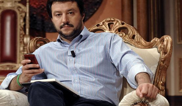 Caro Operai Contro, Salvini politicamente nato e cresciuto passando da una poltrona all’altra, o per la Lega o in qualche ruolo istituzionale (vedi sotto), accusa i suoi avversari di pensare solo alla poltrona, di agire in base al loro tornaconto, nell’occupare poltrone della politica. Proprio lui, l’indiscusso re dei poltronari, sovrano del razzismo, ideatore delle norme antioperaie promulgate dal 1° governo Conte. Da decenni ingrassa pasciuto su poltrone e sofà della politica dei padroni. Ogni giorno con le sue dirette facebook, prontamente riprese dalle televisioni, si palesa come il novello integerrimo politico, disinteressato alle poltrone, mentre a vario titolo […]