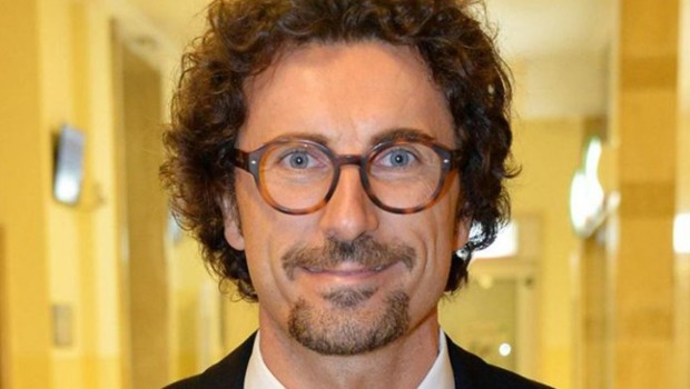 Voleva la revoca delle concessioni autostradali di Benetton, Benetton ha ottenuto la revoca del suo mandato di Ministro delle infrastrutture. Per lui non c’è più posto nel nuovo governo, nemmeno fra i sottosegretari. Nelle sue sfuriate aveva osato troppo Caro Operai Contro, povero Toninelli, lui ci credeva davvero di revocare la concessione delle autostrade a Benetton, la società colpevole del crollo del ponte Morandi a Genova, per non aver rispettato il contratto con lo Stato di garantirne la manutenzione, in cambio di grassi guadagni con salati pedaggi autostradali, e la mangiatoia di appalti e subappalti. Al contrario Di Maio, […]